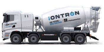 Witte Putzmeister iONTRON elektrische betonmixer op vrachtwagenchassis tegen een neutrale achtergrond