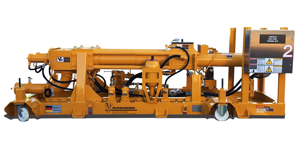 Gele Putzmeister industriepomp voor het verpompen van dikke en abrasieve materialen in industriële toepassingen
