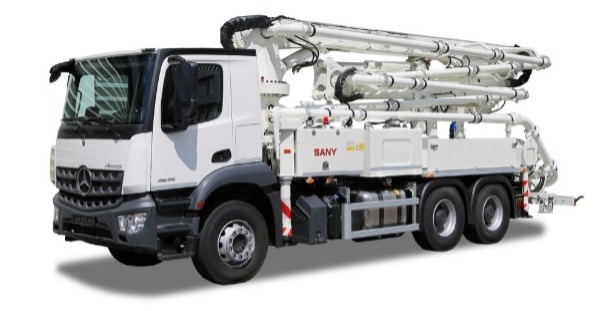 Sany betonpomp op vrachtwagen voor efficiënt verpompen van beton op de werf.